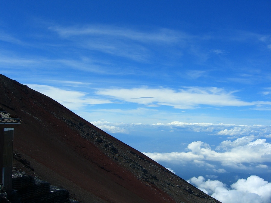 後に世界文化遺産に登録された当時は無箔(ミナナムはあり)の富士山を目指して・・雲海を突破して錯覚したは雲上人。透き通った空を眺めて確か一日寿命が延びたなぁ〜