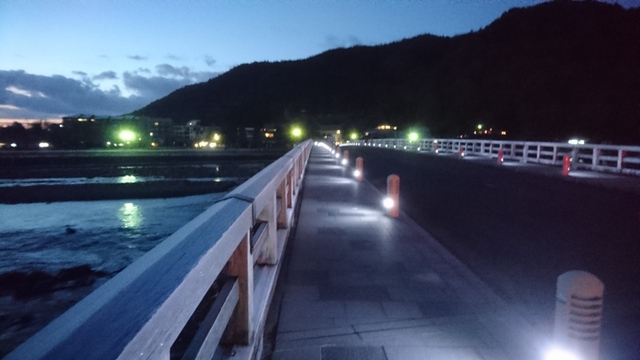 古都京都の観光スポット、嵐山を流れる桂川に架かる渡月橋辺りの朝景