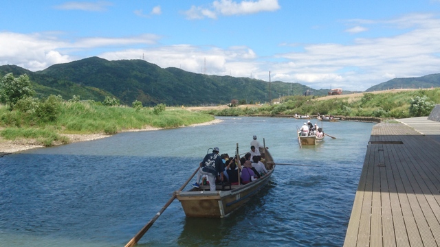 前方の小さい船も入れると４隻が右の乗船場桟橋を出発。桂川を下り京都・嵐山の下船場へ