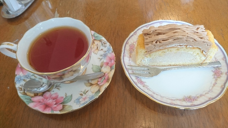 DESSERTMENUのAGAPE HomemadeCakeセット マロンケーキ＋ドリンク(今回はホットの紅茶)